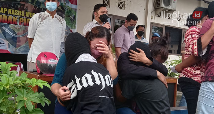 MEMINTA MAAF: Beberapa remaja dari belasan anak meminta maaf kepada orang tua usai mengucap janji tidak akan mengulangi aksi tawuran. (Adhik Kurniawan/Lingkarjateng.id)
