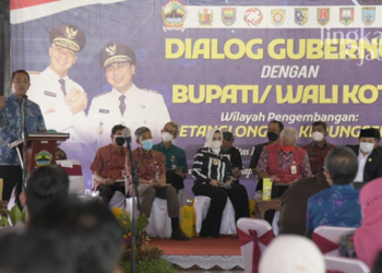 MENGUSULKAN: Wali Kota Semarang, Hendrar Prihadi mengusulkan konsep Wisata Aglomerasi kepada Gubernur Jawa Tengah, Ganjar Pranowo di Pendopo Bupati Pekalongan. (Adimungkas/Koran Lingkar)