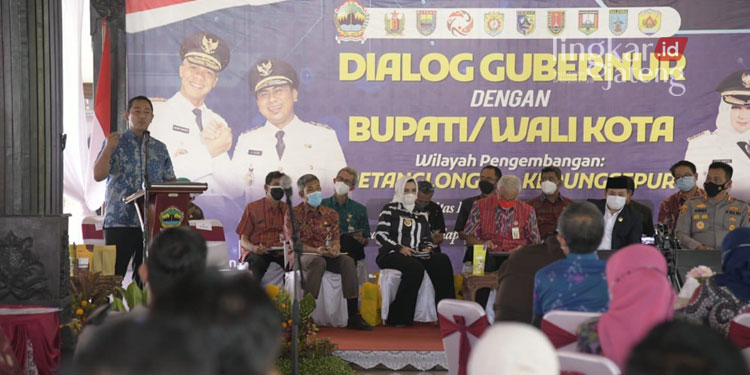 MENGUSULKAN: Wali Kota Semarang, Hendrar Prihadi mengusulkan konsep Wisata Aglomerasi kepada Gubernur Jawa Tengah, Ganjar Pranowo di Pendopo Bupati Pekalongan. (Adimungkas/Koran Lingkar)