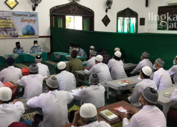 KHIDMAT: Ratusan narapidana mengikuti pesantren kilat di Masjid At-Taubah Lapas Semarang. (Adimungkas/Lingkarjateng.id)