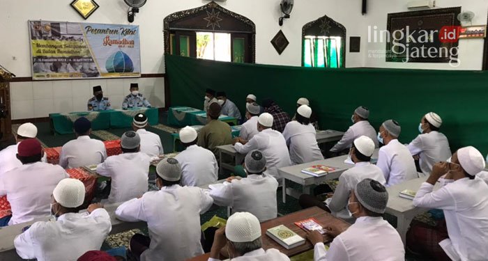 KHIDMAT: Ratusan narapidana mengikuti pesantren kilat di Masjid At-Taubah Lapas Semarang. (Adimungkas/Lingkarjateng.id)
