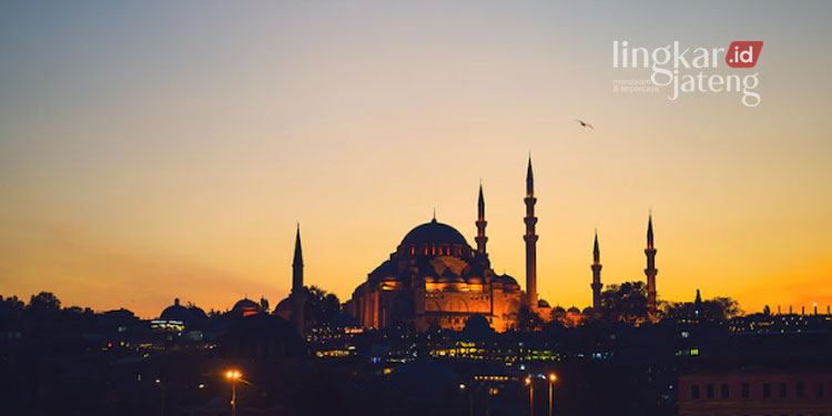 ILUSTRASI: Malam Lailatul Qadar (Sumber Gambar: Freepik @prostooleh)