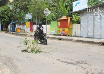 RUSAK: Beberapa titik jalan rusak dan berlubang di kawasan kompleks Stadion Kridosono, Jalan Bhayangkara, Kecamatan Blora Kota. (Lilik Yuliantoro/Lingkarjateng.id)