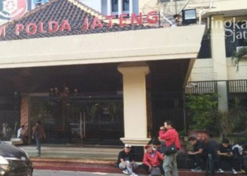 MELAPORKAN: SB mendatangi Polda Jateng untuk melaporkan kasus dugaan mafia tanah yang menimpa dirinya, Kamis (03/01). (Istimewa/Lingkarjateng.id)