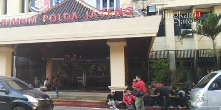MELAPORKAN: SB mendatangi Polda Jateng untuk melaporkan kasus dugaan mafia tanah yang menimpa dirinya, Kamis (03/01). (Istimewa/Lingkarjateng.id)