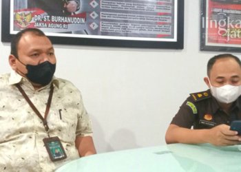 MENYAMPAIKAN: Kasi Intel Kejari Grobogan, Frengki Wibowo bersama Kasi Pidsus Iwan Nuzuardi saat konferensi pers di aula Kejari Grobogan, Rabu (20/4). (Muhamad Ansori/Lingkarjateng.id)