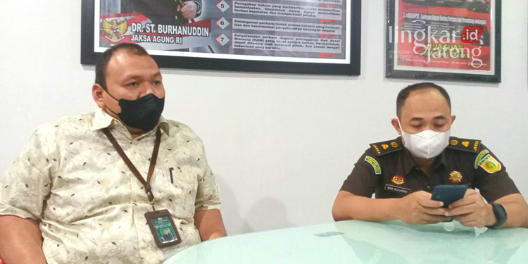 MENYAMPAIKAN: Kasi Intel Kejari Grobogan, Frengki Wibowo bersama Kasi Pidsus Iwan Nuzuardi saat konferensi pers di aula Kejari Grobogan, Rabu (20/4). (Muhamad Ansori/Lingkarjateng.id)