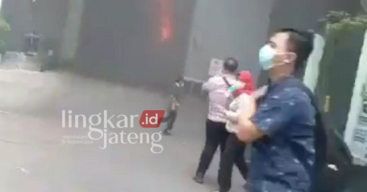Pabrik PT Pura Terban Kudus Terbakar 25 Pabrik PT Pura Terban Kudus Terbakar