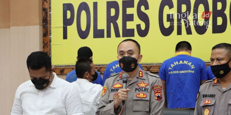 GELAR PERKARA: Polres Grobogan menggelar konferensi pers tersangka pencurian traktor, Mapolres Grobogan, Senin (11/4). (Muhamad Ansori/Lingkarjateng.id)