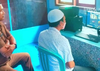 SIDANG: Terdakwa saat mengikuti sidang di Kantor Kejari Grobogan, baru-baru ini. (Muhamad Ansori/Lingkarjateng.id)