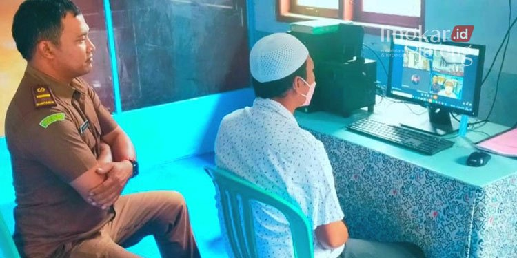 SIDANG: Terdakwa saat mengikuti sidang di Kantor Kejari Grobogan, baru-baru ini. (Muhamad Ansori/Lingkarjateng.id)