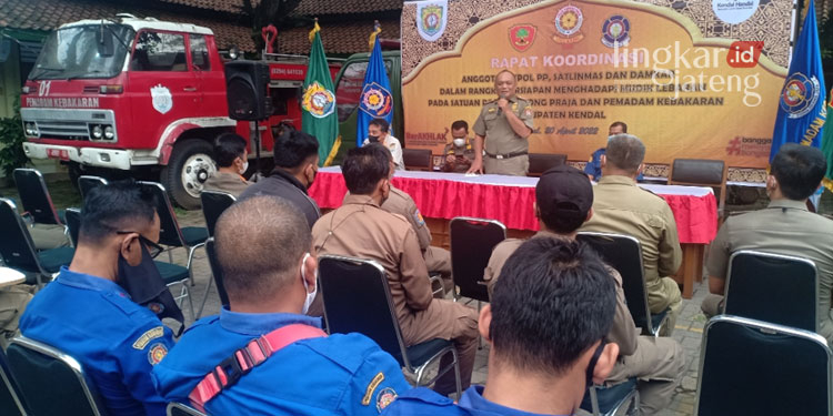 Libur Lebaran, Satpolkar Kendal Dilarang Ambil Cuti 25 RAKOR: Rapat Koordinasi Satpol PP, Linmas dan Damkar untuk menyambut libur lebaran di halaman Kantor Satpolkar, Rabu (20/5). (Unggul Priambodo/Lingkarjateng.id)