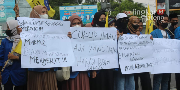 DEMONSTRASI: Para mahasiswa yang tergabung dalam PMII Blora melakukan aksi di depan Kantor DPRD Blora, Rabu (13/4). (Lilik Yuliantoro/Lingkarjateng.id)