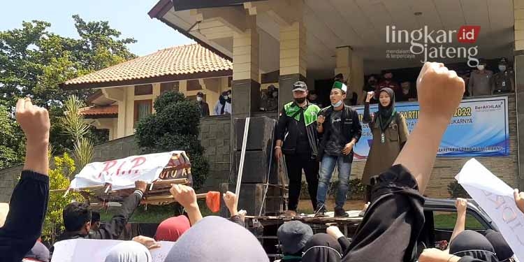 Mahasiswa Demo di Kantor DPRD Rembang, Ini 4 Tuntutan yang Disampaikan