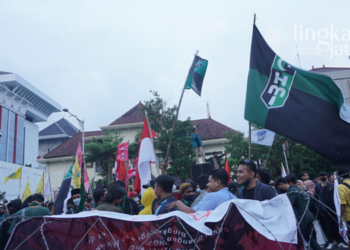 AKSI: Ribuan mahasiswa menggeruduk Kantor Gubernur Jawa Tengah, Rabu (13/4) dengan melayangkan 11 tuntutan. (Adhik Kurniawan/Lingkarjateng.id)