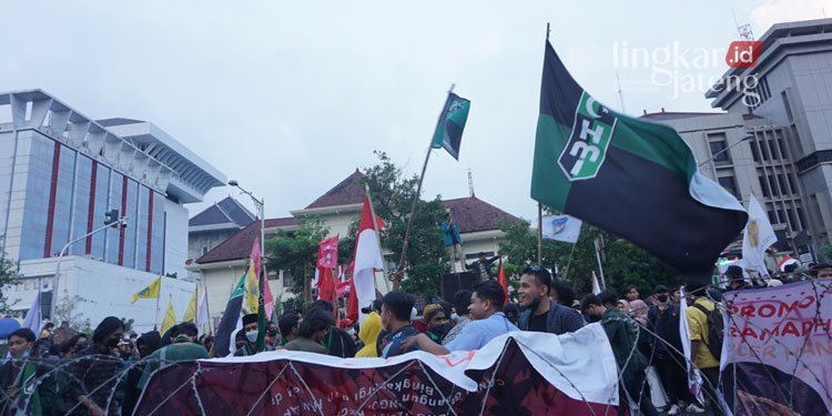 AKSI: Ribuan mahasiswa menggeruduk Kantor Gubernur Jawa Tengah, Rabu (13/4) dengan melayangkan 11 tuntutan. (Adhik Kurniawan/Lingkarjateng.id)