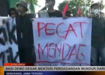 DEMONSTRASI: Ratusan mahasiswa yang tergabung dalam aliansi Jawa Tengah menggelar unjuk rasa di depan kantor Gubernur Jawa Tengah. (Tangkapan Layar Lingkar TV/Lingkarjateng.id)