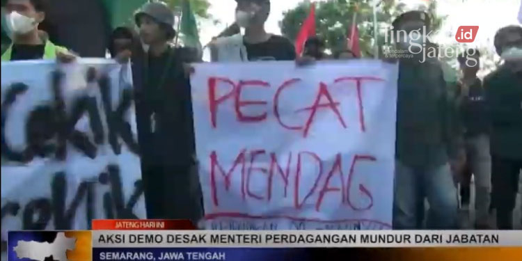 DEMONSTRASI: Ratusan mahasiswa yang tergabung dalam aliansi Jawa Tengah menggelar unjuk rasa di depan kantor Gubernur Jawa Tengah. (Tangkapan Layar Lingkar TV/Lingkarjateng.id)