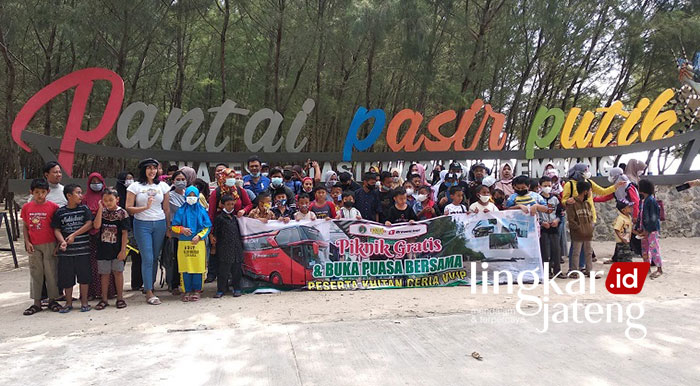 Peserta Khitan Ceria Yayasan SMS Pati Dapat Hadiah Piknik Gratis ke Pantai Pasir Putih Rembang 25 Peserta Khitan Ceria Yayasan SMS Pati Dapat Hadiah Piknik Gratis ke Pantai Pasir Putih Rembang