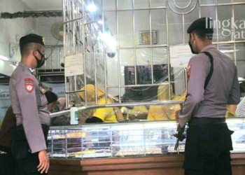 PATROLI: Satuan Samapta Polres Grobogan melakukan patroli pengamanan di salah satu pusat pertokoan, baru-baru ini. (Muhamad Ansori/Lingkarjateng.id)