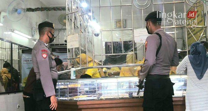 Patroli Pengamanan di Pusat Keramaian Grobogan Mulai Digiatkan 25 PATROLI: Satuan Samapta Polres Grobogan melakukan patroli pengamanan di salah satu pusat pertokoan, baru-baru ini. (Muhamad Ansori/Lingkarjateng.id)