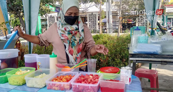 Pedagang Keluhkan Mahalnya Sewa Lapak di Alun-Alun Masjid Agung Kauman Semarang 25 BERJUALAN: Titik Taniah salah satu pedagang es koalisi yang menyewa stand di Alun-Alun Masjid Agung Kauman Semarang. (Adimungkas/Lingkarjateng.id)