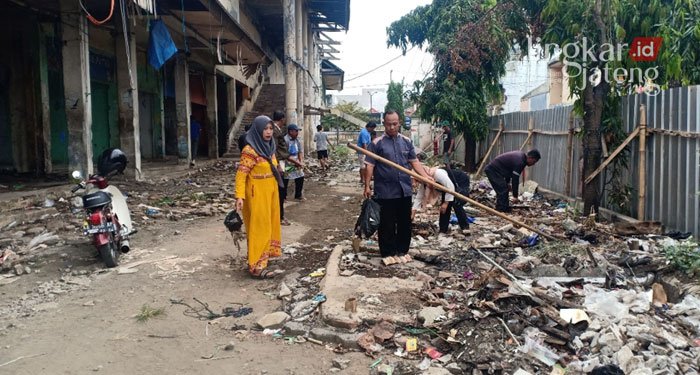 Pedagang Pasar Weleri Tuntut Pemkab Kendal Beri Izin Jualan di Pasar Induk 25 MEMBERSIHKAN: Pedagang bersih-bersih Pasar Induk Weleri dengan harapan bisa ditempati kembali. (Unggul Priambodo/Lingkarjateng.id)