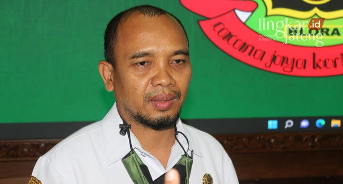 Pemkab Blora Ajukan Audit Forensik ke BSSN terkait Seleksi Perades 25 MENYAMPAIKAN: Kepala Bagian Hukum Setda Blora, Slamet Setiono saat ditemui media, baru-baru ini. (Lilik Yuliantoro/Lingkarjateng.id)