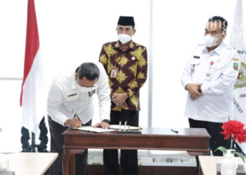 MENANDATANGANI: Penandatanganan penghargaan predikat Opini Wajar Tanpa Pengecualian (WTP) Pemkab Blora di Gedung BPK RI Perwakilan Jawa Tengah, Kota Semarang, Rabu (27/4). (Dok. Pemkab Blora/Lingkarjateng.id)