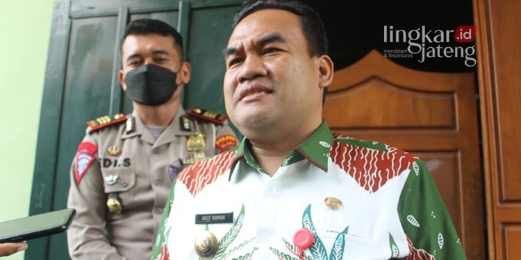 Pemkab Blora Siapkan Layanan bagi Pemudik 25 MENYAMPAIKAN: Bupati Blora, Arief Rohman didampingi Kasat Lantas AKP Edi Sukamto saat memberikan keterangan usai hadiri acara di Makodim Blora. (Lilik Yuliantoro/Lingkarjateng.id)