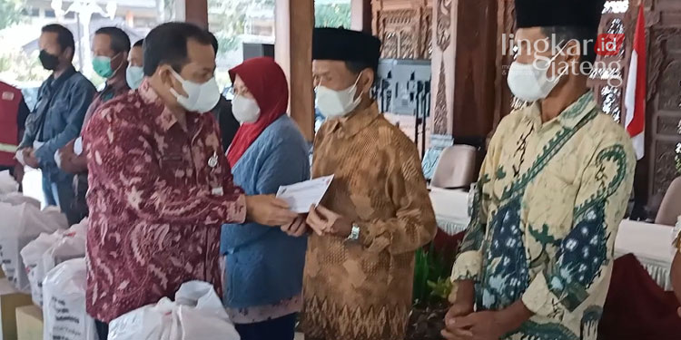 MENYERAHKAN: Pemkab Semarang secara simbolis menyerahkan bantuan sosial untuk korban bencana di Kabupaten Semarang. (Dok. Pemkab Semarang/Lingkarjateng.id)