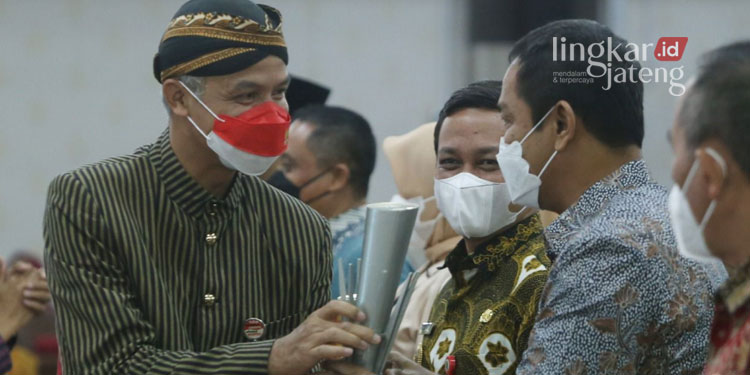 MENYERAHKAN: Ganjar Pranowo saat menyerahkan penghargaan pada Wali Kota Semarang Hendrar Prihadi di Gedung Gradhika Bhakti Praja. (Adimungkas/Lingkarjateng.id)