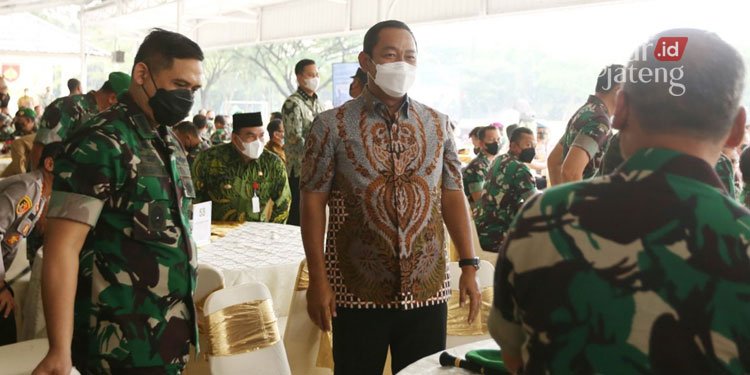 RAMAH: Wali Kota Semarang, Hendrar Prihadi saat berdiskusi dengan pihak kepolisian terkait adanya peningkatan jumlah pemudik pada lebaran tahun ini. (Dok. Pemkot Semarang/Lingkarjateng.id)