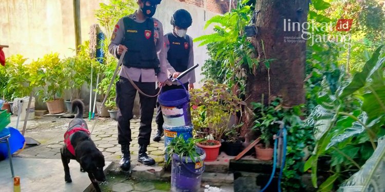 MENGAMANKAN: Satuan Samapta Polres Kendal menyisir gereja di Kendal menggunakan K9, Jumat (15/4). (Unggul Priambodo/Lingkarjateng.id)