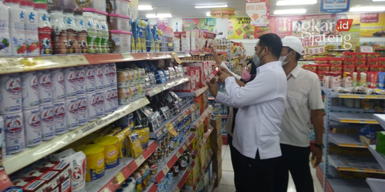 Produk Rusak hingga Tanpa Izin Edar Ditemukan di Kendal 25 SIDAK: Dinkes Kendal dan Dinas Perdagangan, Koperasi dan UKM (Disdagkop-UKM) Kendal saat menggelar sidak kebutuhan pokok menjelang Idul Fitri, Rabu (27/4). (Unggul Priambodo/Lingkarjateng.id)