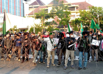 DEMONSTRASI: Ratusan mahasiswa yang tergabung dalam Aliansi Semarang menggeruduk Kantor Gubernur Jawa Tengah, Senin (11/4). (Adhik Kurniawan/Lingkarjateng.id)