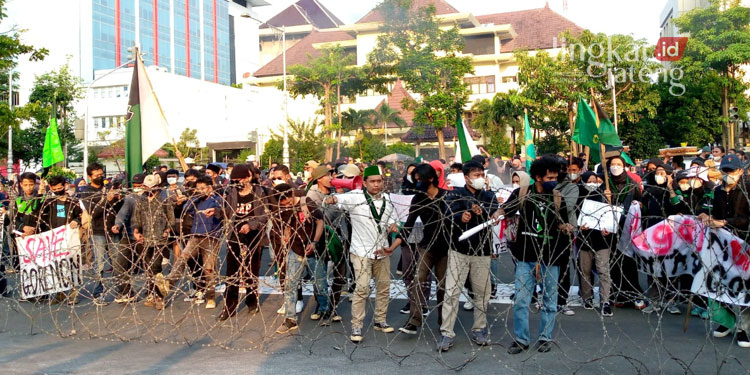Ratusan Mahasiswa Demo Di Kantor Gubernur Jateng, Suarakan 8 Tuntutan 25 DEMONSTRASI: Ratusan mahasiswa yang tergabung dalam Aliansi Semarang menggeruduk Kantor Gubernur Jawa Tengah, Senin (11/4). (Adhik Kurniawan/Lingkarjateng.id)