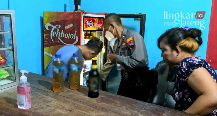 RAZIA: Polres Grobogan menggelar razia miras di salah satu tempat karaoke di Grobogan, baru-baru ini. (Muhamad Ansori/Lingkarjateng.id)