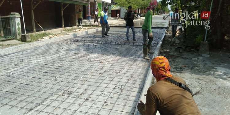MEMBANGUN: Beberapa petugas sedang membangun jalan yang menghubungkan Desa Nampu-Jetis sampai Desa Telawah, baru-baru ini. (Muhamad Ansori/Lingkarjateng.id)
