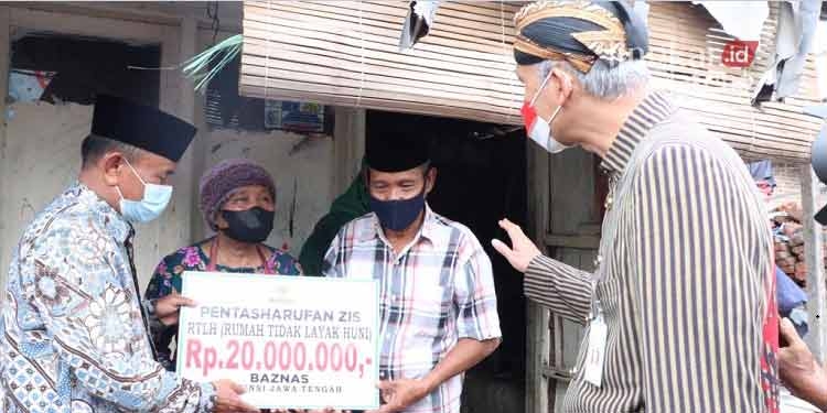Sambangi Rumah Warga Demak, Ganjar Pranowo Beri Bantuan RTLH 25 Sambangi Rumah Warga Demak, Ganjar Pranowo Beri Bantuan RTLH