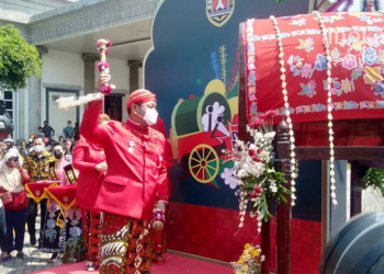 MEMERIAHKAN: Wali Kota Semarang, Hendrar Prihadi saat memukul gong sebagai tanda Ramadan segera tiba di halaman Balai Kota Semarang. (Adimungkas/Lingkarjateng.id)
