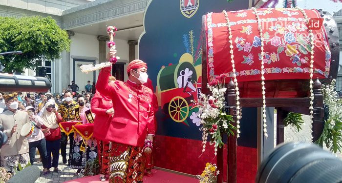 MEMERIAHKAN: Wali Kota Semarang, Hendrar Prihadi saat memukul gong sebagai tanda Ramadan segera tiba di halaman Balai Kota Semarang. (Adimungkas/Lingkarjateng.id)