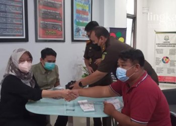 BERDAMAI: Pelapor dan terlapor saat melakukan perdamaian atas tanah kavling di Kejari Grobogan, Selasa (12/4). (Muhamad Ansori/Lingkarjateng.id)