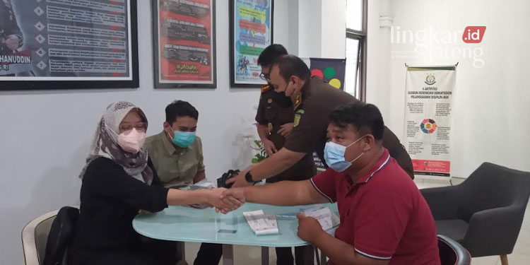 Sengketa Makelar Tanah di Kejari Grobogan Berakhir Damai 25 BERDAMAI: Pelapor dan terlapor saat melakukan perdamaian atas tanah kavling di Kejari Grobogan, Selasa (12/4). (Muhamad Ansori/Lingkarjateng.id)