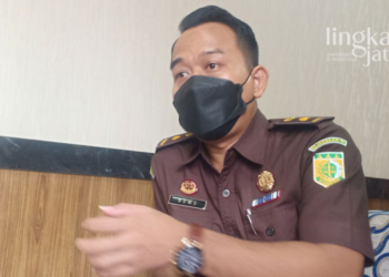 MENJELASKAN: Kasi Intel Kejaksaan Negeri Kendal, Langgeng Prabowo saat ditemui media, baru-baru ini. (Unggul Priambodo/Lingkarjateng.id)