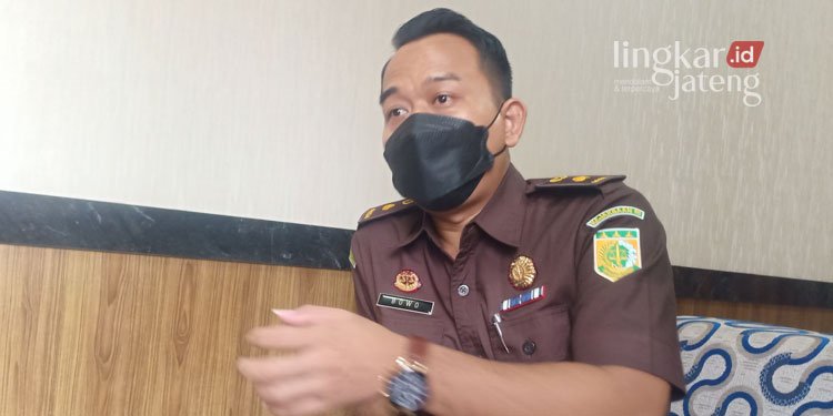Sewakan Bengkok Desa, Mantan Kades Wonosari Kendal Ditahan 25 MENJELASKAN: Kasi Intel Kejaksaan Negeri Kendal, Langgeng Prabowo saat ditemui media, baru-baru ini. (Unggul Priambodo/Lingkarjateng.id)