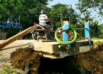 AMBROL: Kondisi talud jembatan penghubung Desa Baturagung-Jatipecaron yang ambrol tergerus air sungai, baru-baru ini. (Muhamad Ansori/Lingkarjateng.id)