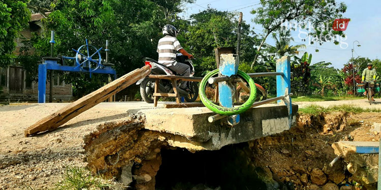 AMBROL: Kondisi talud jembatan penghubung Desa Baturagung-Jatipecaron yang ambrol tergerus air sungai, baru-baru ini. (Muhamad Ansori/Lingkarjateng.id)