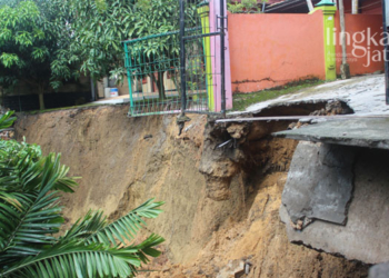 LONGSOR: Permukiman warga Gang Jambu, Kelurahan Mlangsen, Kecamatan Blora, Kabupaten Blora terancam hanyut ke Sungai Lusi. (Lilik Yuliantoro/Lingkarjateng.id)
