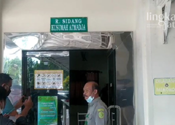 POTRET: Suasana di luar Pengadilan Negeri Semarang. (Adimungkas/Lingkarjateng.id)